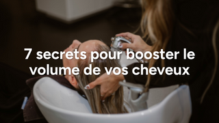 Une coiffeuse lave les cheveux d'une cliente dans un salon, avec un texte superposé indiquant '7 secrets pour booster le volume de vos cheveux
