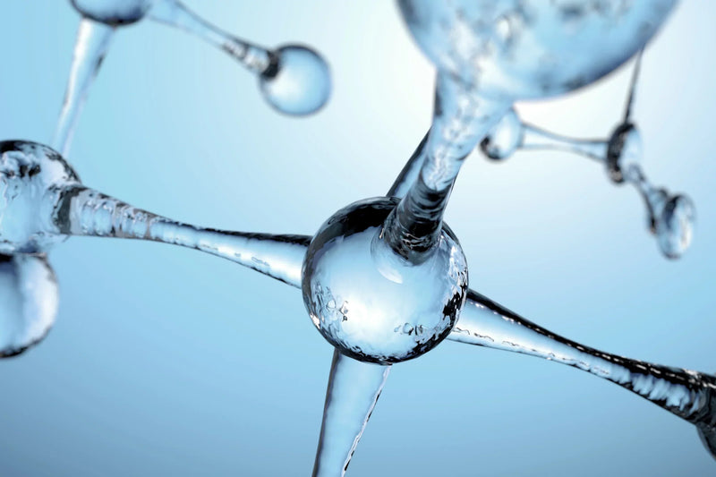 Acide Hyaluronique Naturel vs Synthétique : Lequel Choisir pour Votre Peau ? - Piuma Bianca